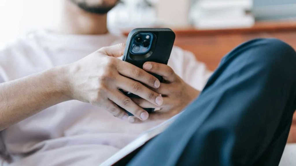 10 Common Mobile Phone Habits That Annoy People Most