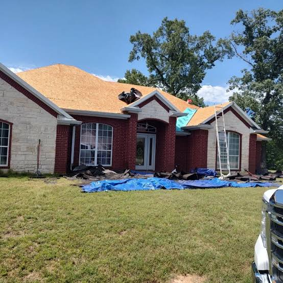 How can homeowners compare local roofing companies?